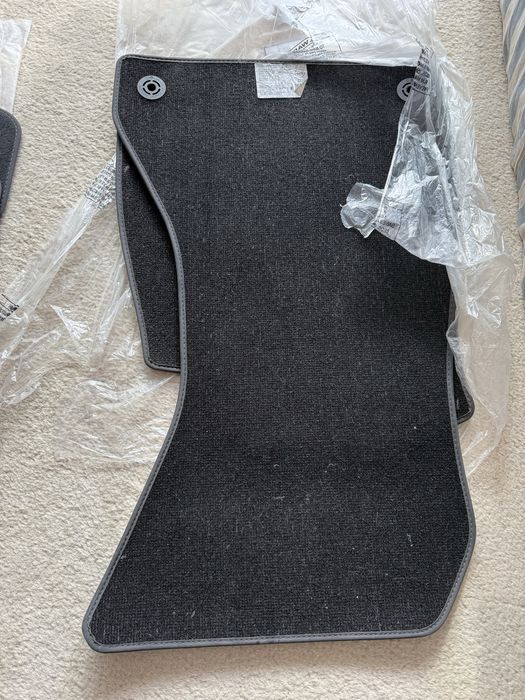 Оригинални и неизползвани стелки за Ауди А4