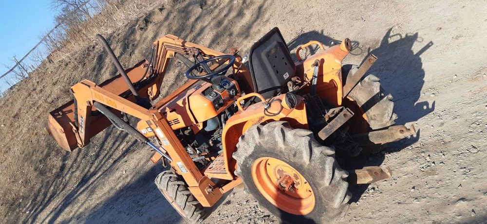 Tractor kubuta cu încărcător frontal