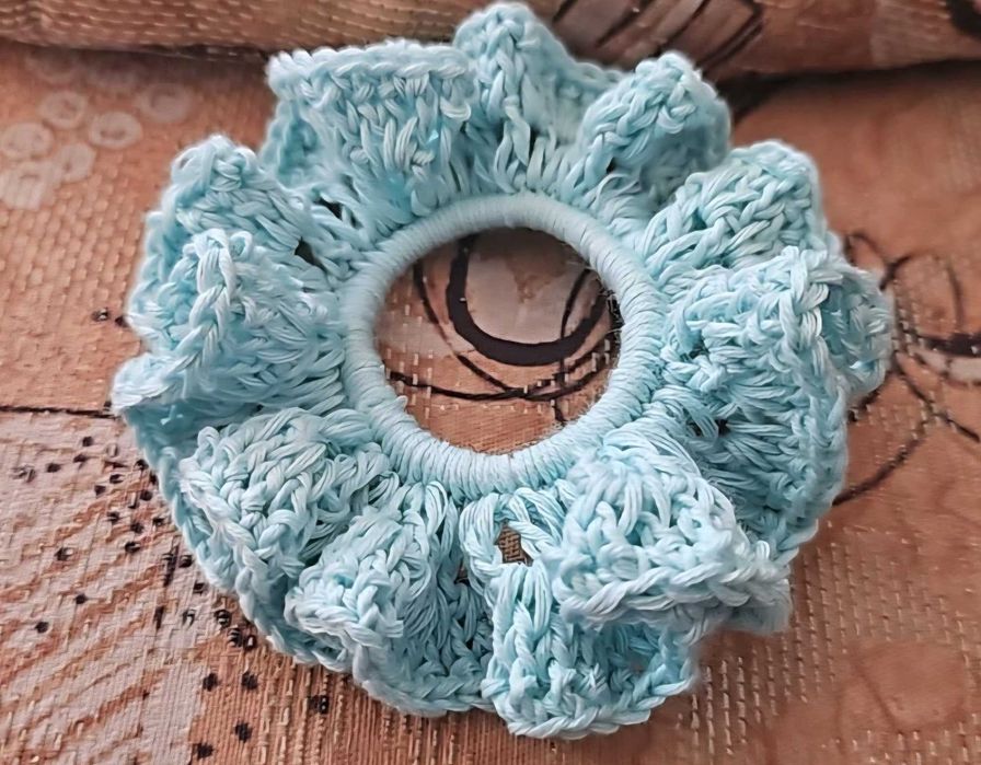 Ръчно плетено скрънчи на една кука