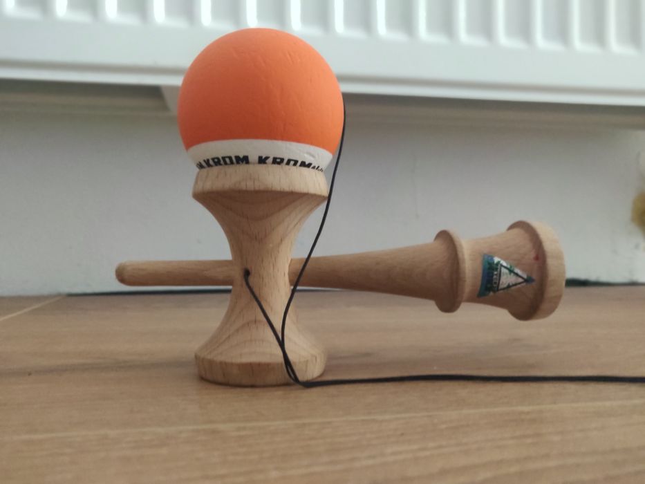 Kendama KROM Nouă - Portocaliu/Alb - Râmnicu Valcea
