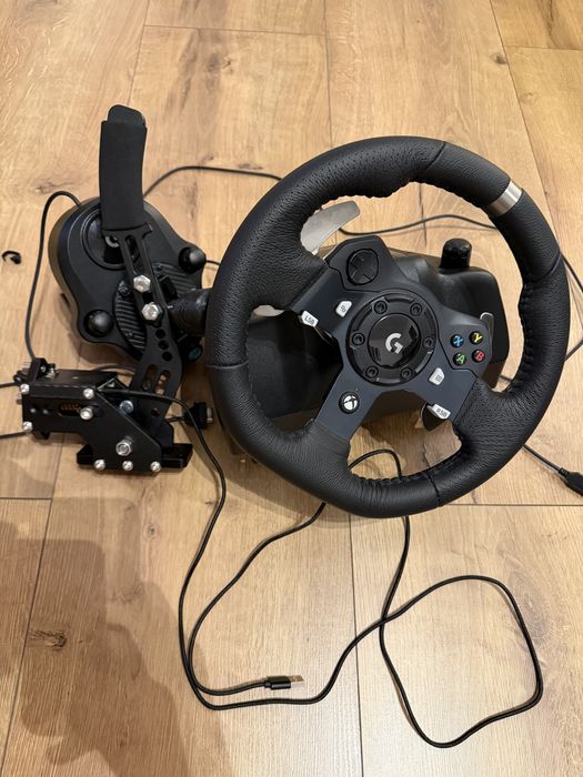 Volan Logitech G920 cu schimbator si frana de mana.