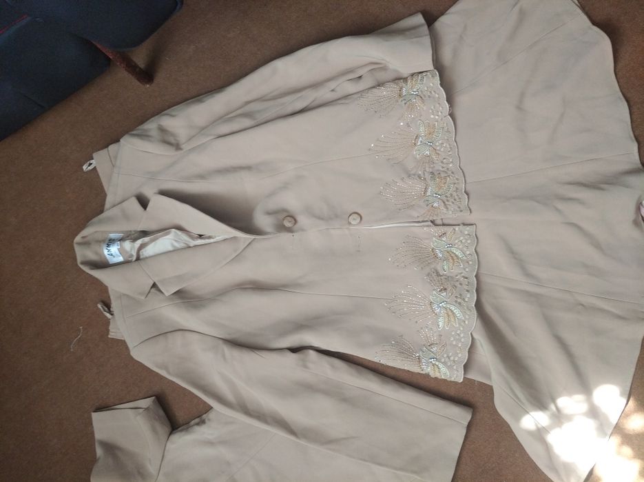 Костюм тройка. Горчичного цвета. Одевали один раз  на свадьбу.