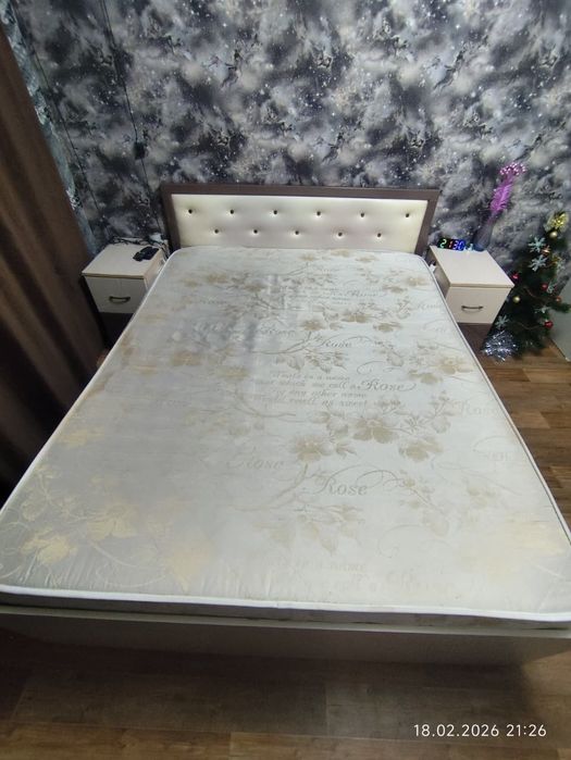 Кровать тумбочки комод с зеркалом гарнитур