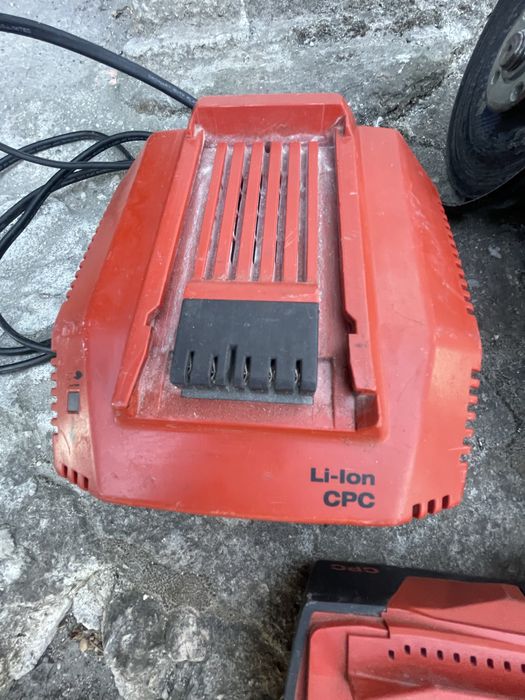 HiLTi  ъглошлайф AG 125-A22 с батерия и зарядно цената е за комплекта