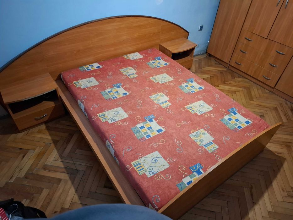Спалня с матрак.