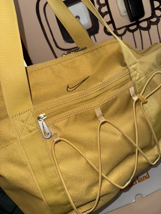 Спортна чанта Nike в цвят горчица