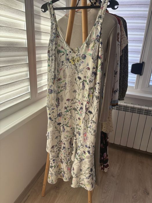 Флорална рокля с презрамки на HM