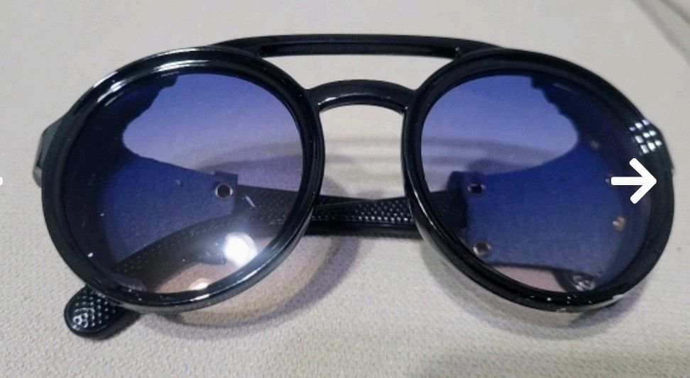 Продавам слънчеви очила