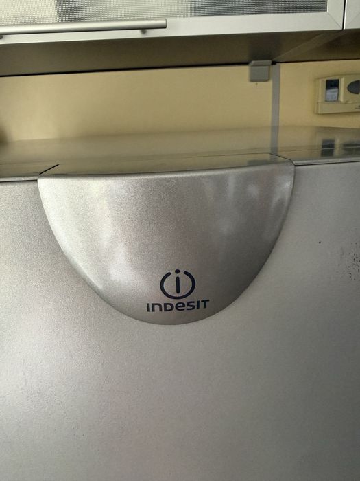 Хладилник с фризер Indesit