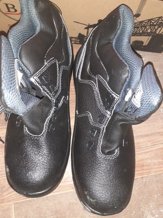 Продам спец ботинку