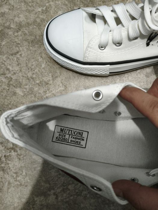Продам Конверсы белые 42 размер