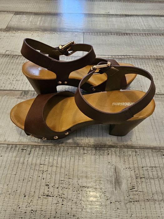Sandale cu platforma