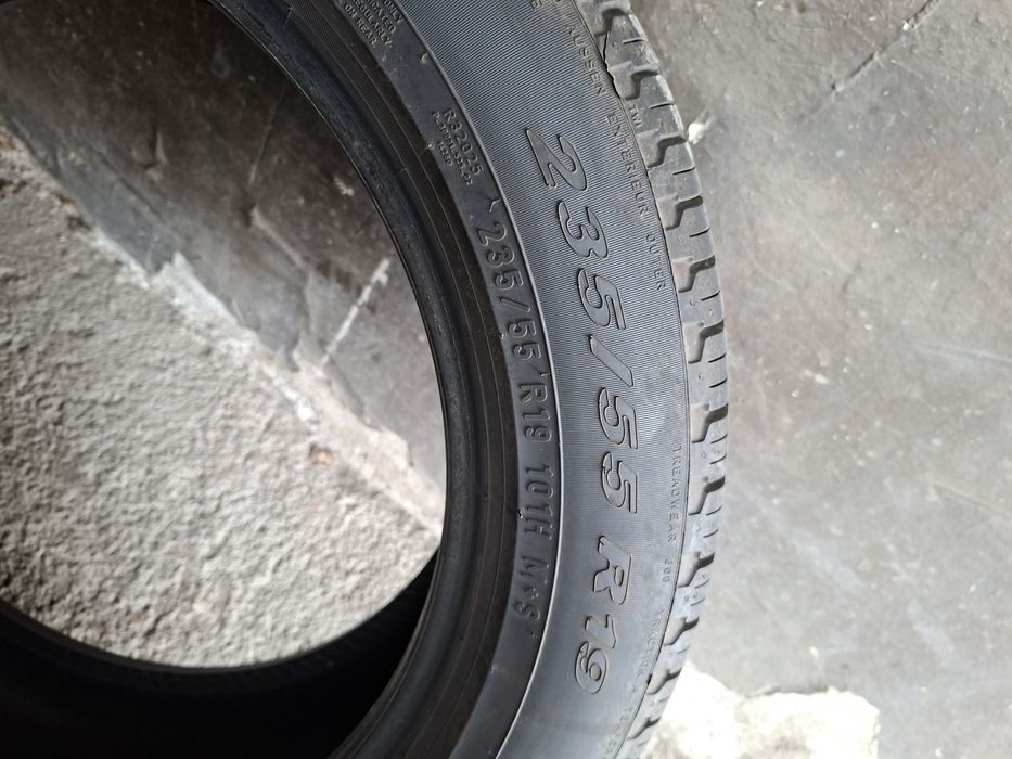 Продавам гуми 235 55 19 run flat