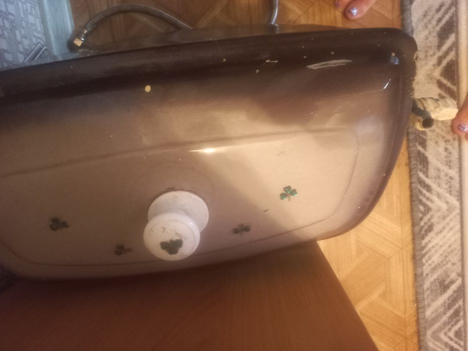 Продам унитаз с бочком