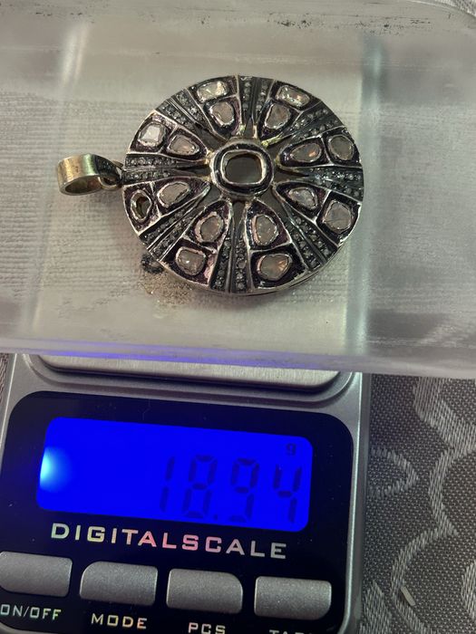 Златна висулка със сребро и диаманти по нея