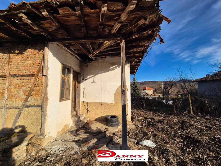 Стара къща с двор в Еленския балкан