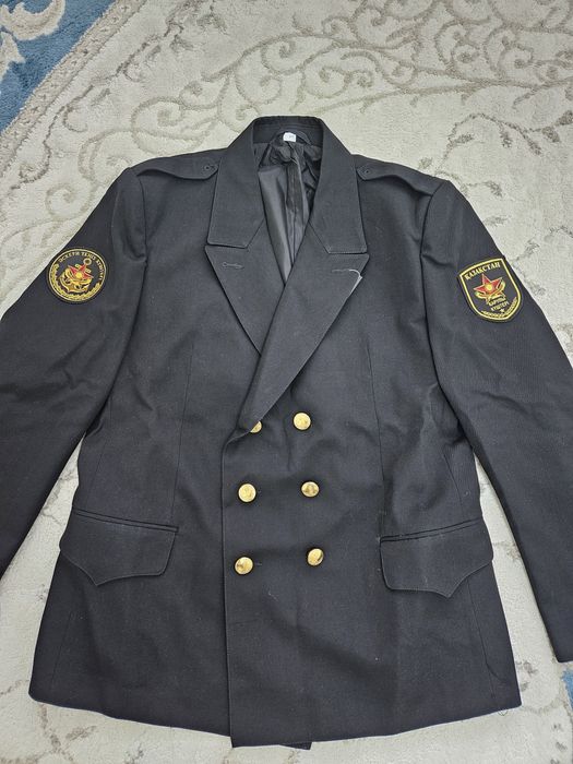 Продам военный плащ и костюм.