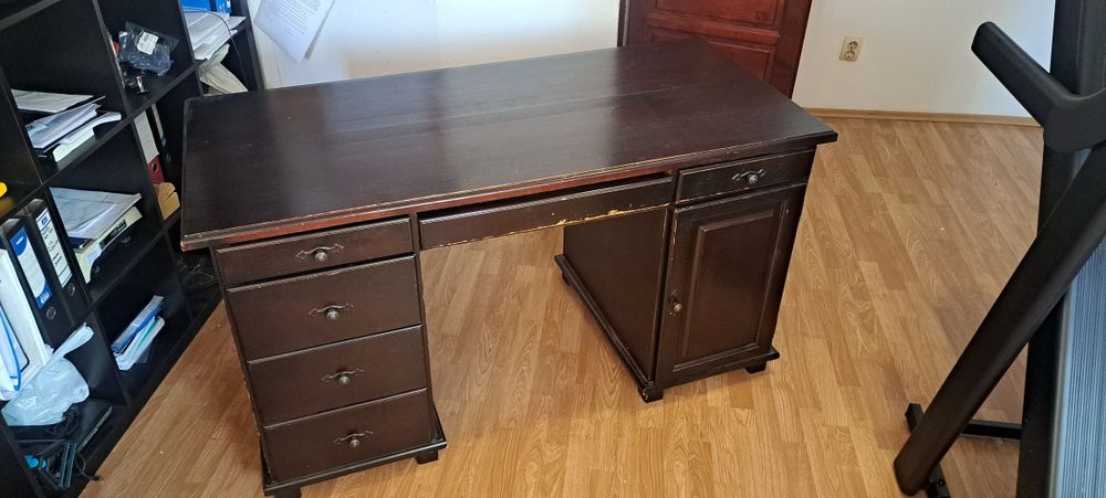 Vând birou din lemn