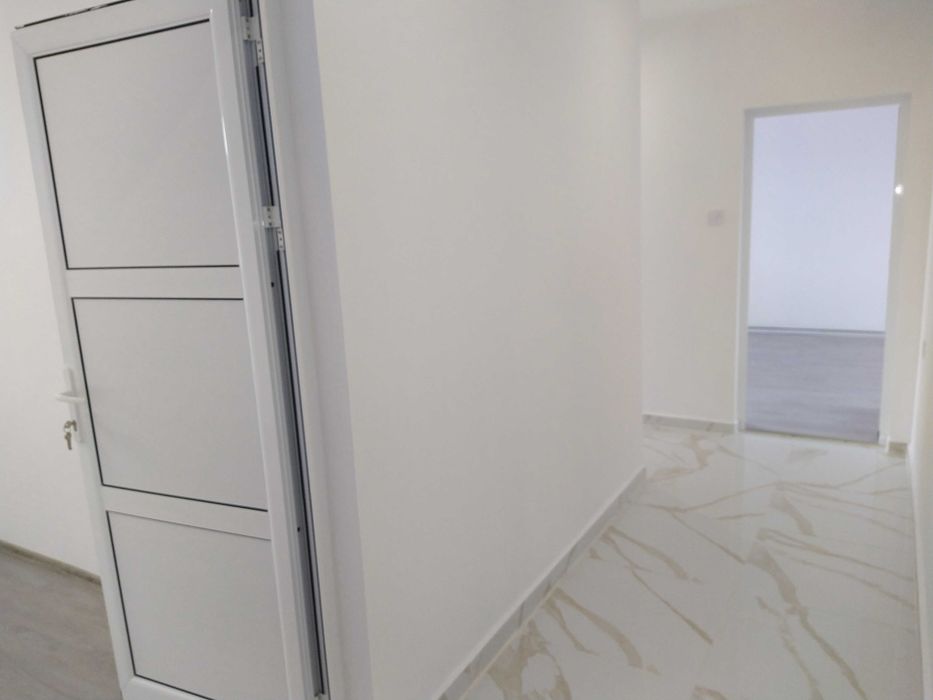 Продава четиристаен отличен в центъра