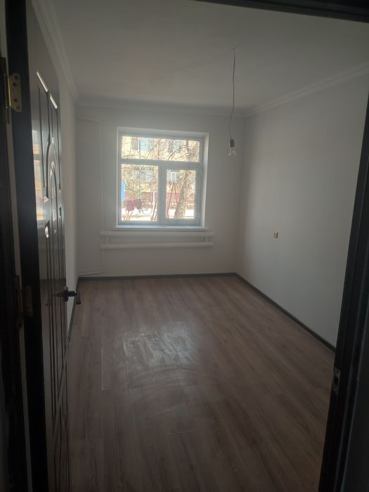 22 микрорайонда васток магазиннин артинда 1 эт жайласкан кв сатылады