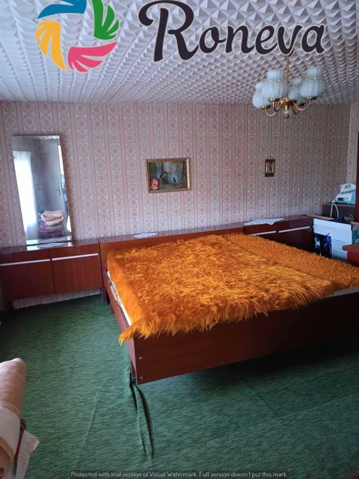 Дворно място с къща и гараж