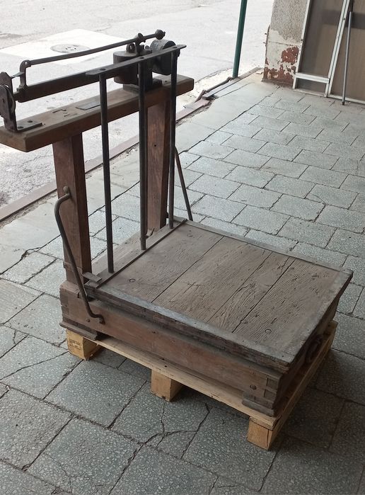 Стар  дървен  кантар на около 100г. 250€