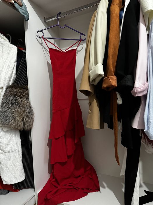 Эффектное красное платье на вечер