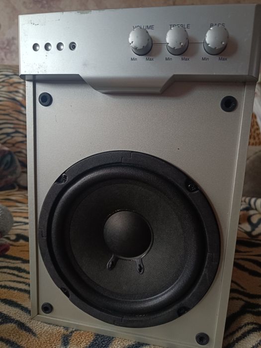 Продам сабвуфер Edifier R401
