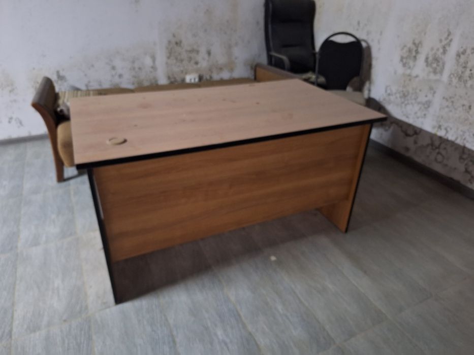 Стол письменный.