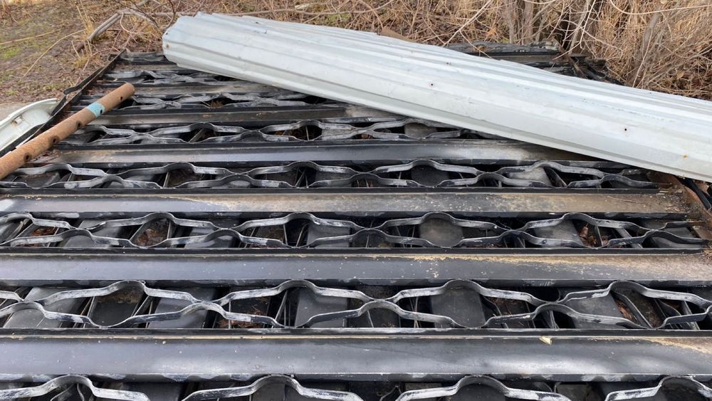 Қоршауға арналған решеткалар бар