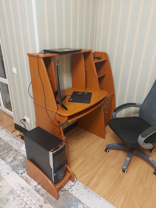 Продам стол компьютерный