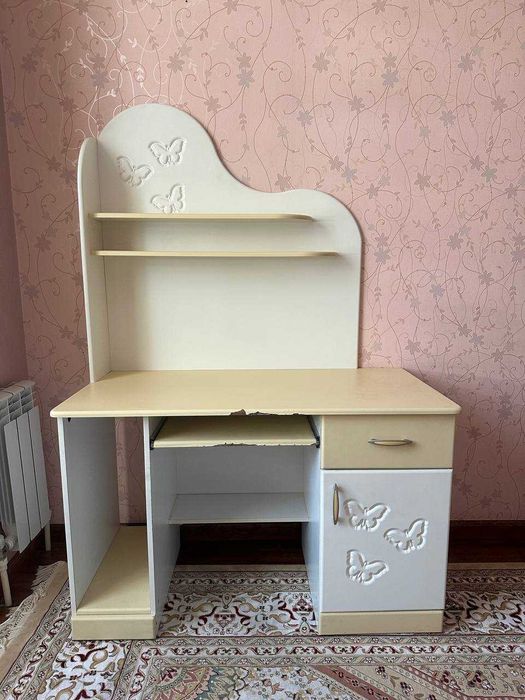 Спальный гарнитур для девочки.