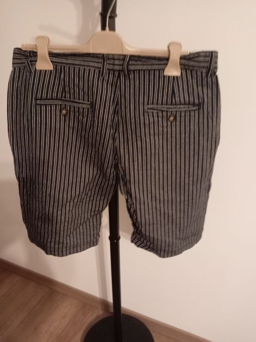 Vând pantaloni scurți pt bărbați