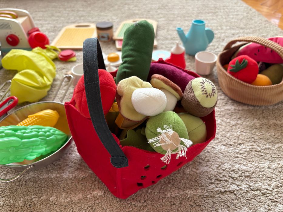 Детска дървена кухня ИКЕА плюс играчки