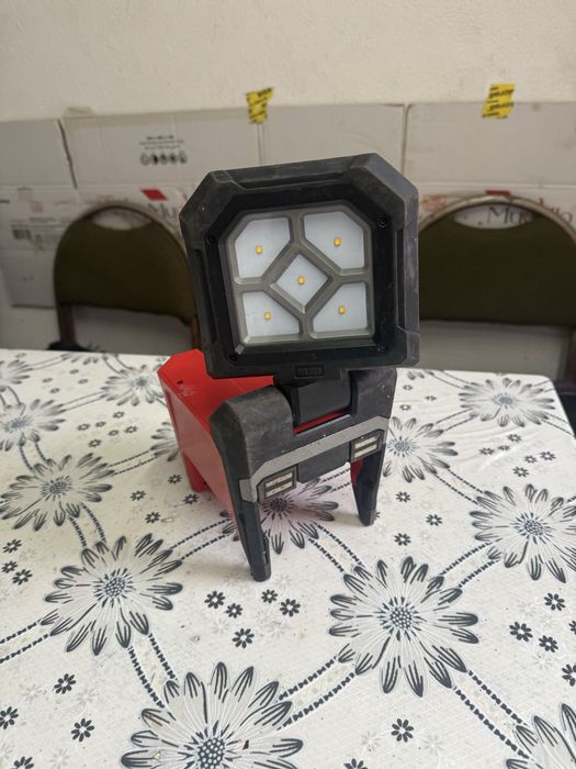 Акумулаторна лампа MILWAUKEE M18PAL