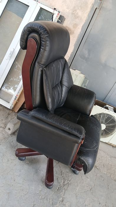 Продам директором кресло