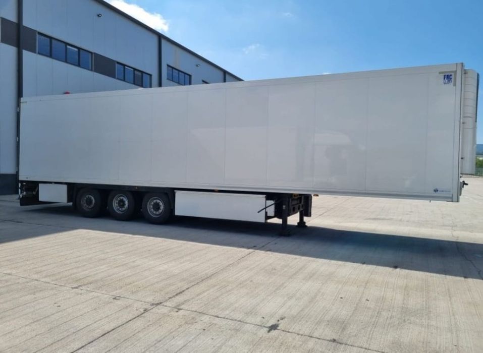 Se vinde 2 camioane si 2 semiremorci frigorifice