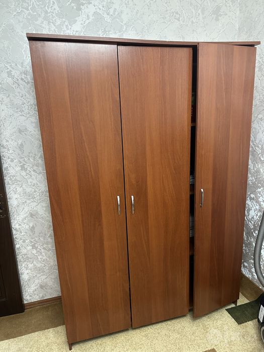 Mebel sotiladi.