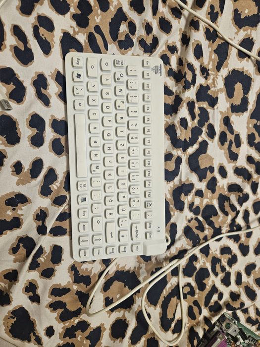 Tastatură Medicală din Silicon, Impermeabilă și Flexibilă – Albă