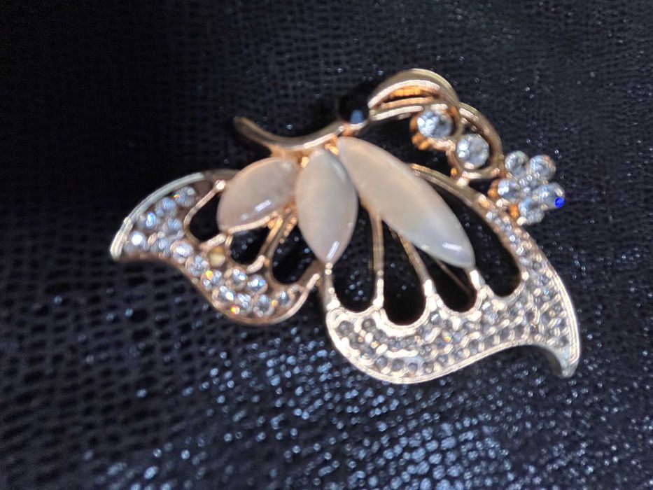 Продам броши новые