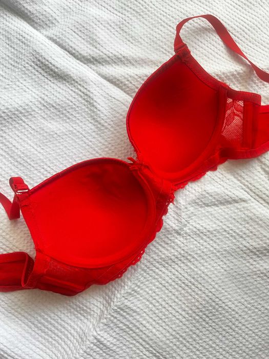 Sutien push up rosu si detalii elegante din dantela