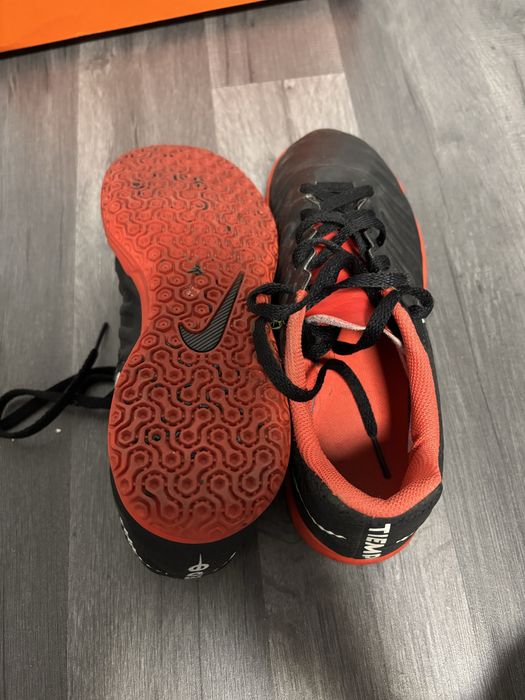 Ghete Fotbal Sală/Futsal NIKE TIEMPO IC - Negru/Roșu - Mărimea 38