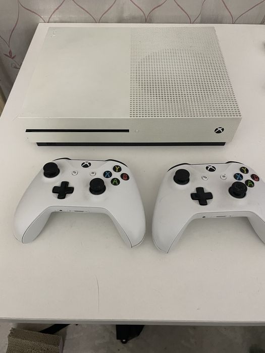 Xbox one s с геймпадами и играми