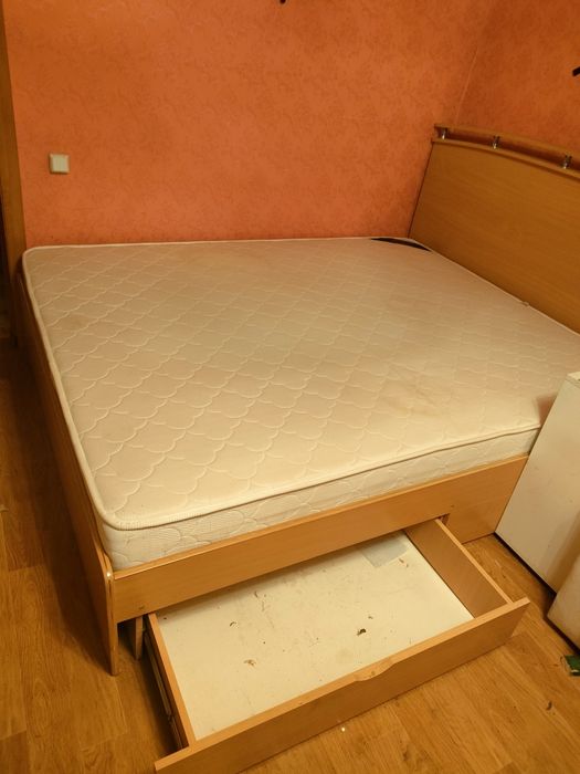 Двуспальная кровать с матрацем