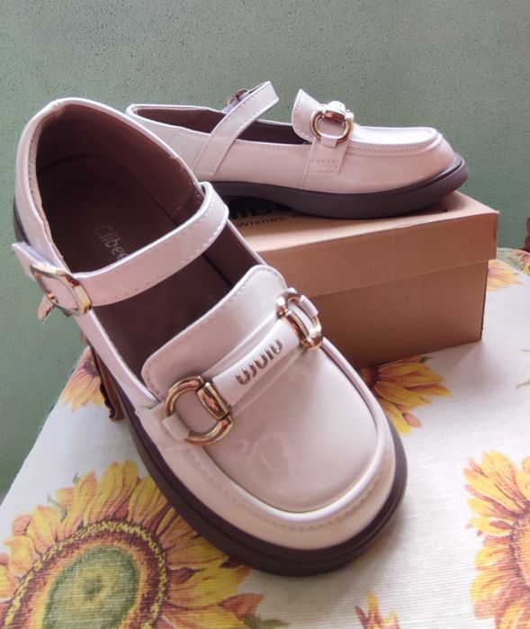 Продавам едвам носени детски обувки