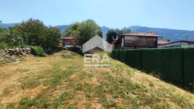 Къща с голям двор в село Овчарци