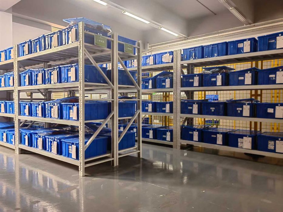 Подвальный металлический стеллаж с прочными регулируемыми полками