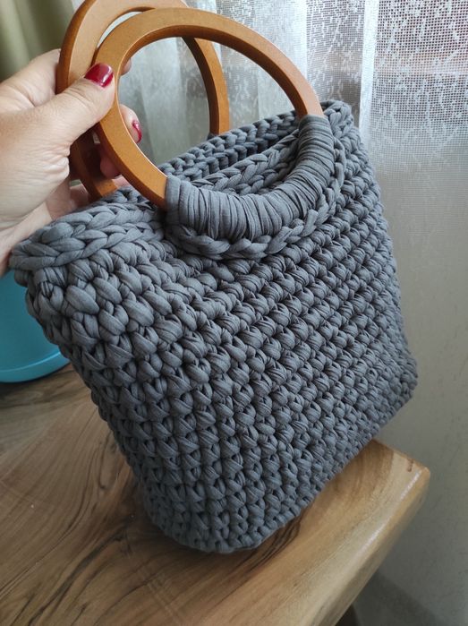 Плетена чанта с кожено дъно и дървени дръжки