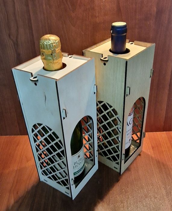 Cutie cadou pentru sticla de vin sau vin spumant .