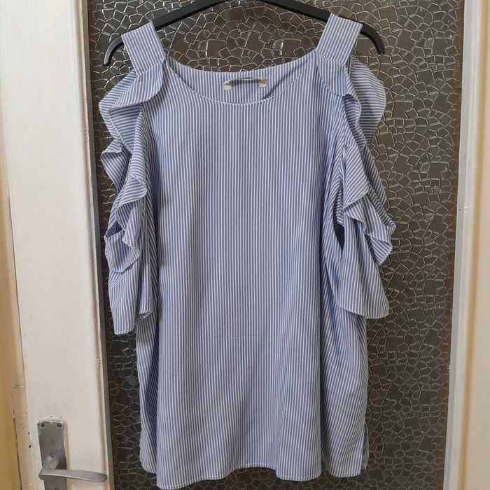 Bluza cu umeri goli.